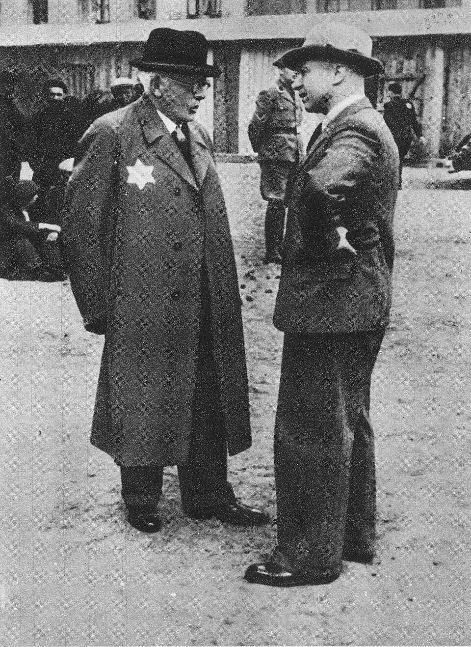 Polski: Chaim Rumkowski i Hans Biebow w Litzmannstadt Ghetto English: Chaim Rumkowski and Hans Biebow in the Litzmannstadt Ghetto (Quelle: nieznany/unknown, Public domain, via Wikimedia Commons)