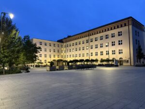 grünes Łódź am Abend